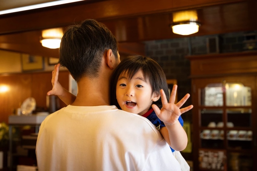 お父さんに抱っこされて微笑む子供