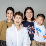 子供を抱っこしている家族写真