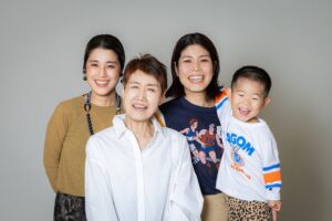 子供を抱っこしている家族写真